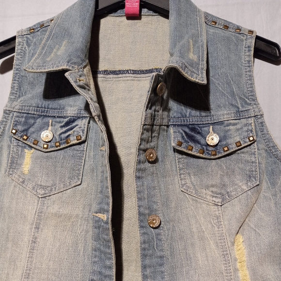 Almost Famous EUC Jean Vest, Jr Sz L, Metal Rivets on Shoulders & Pockets - Picture 4 of 9